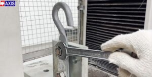 Eye hook in the tensile testing machine